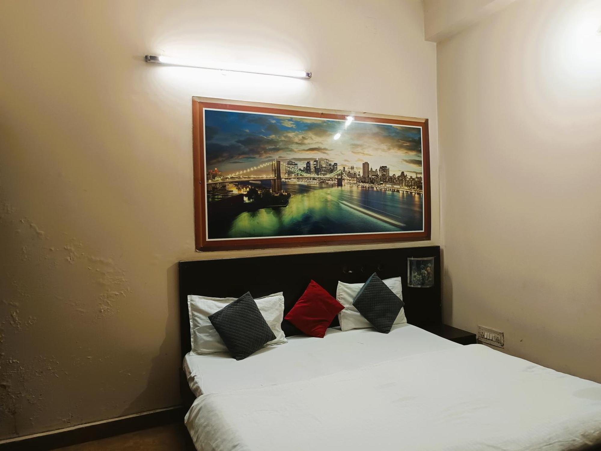 Yash 01 Minute Walk In Nizamuddin Railway Station Guest house