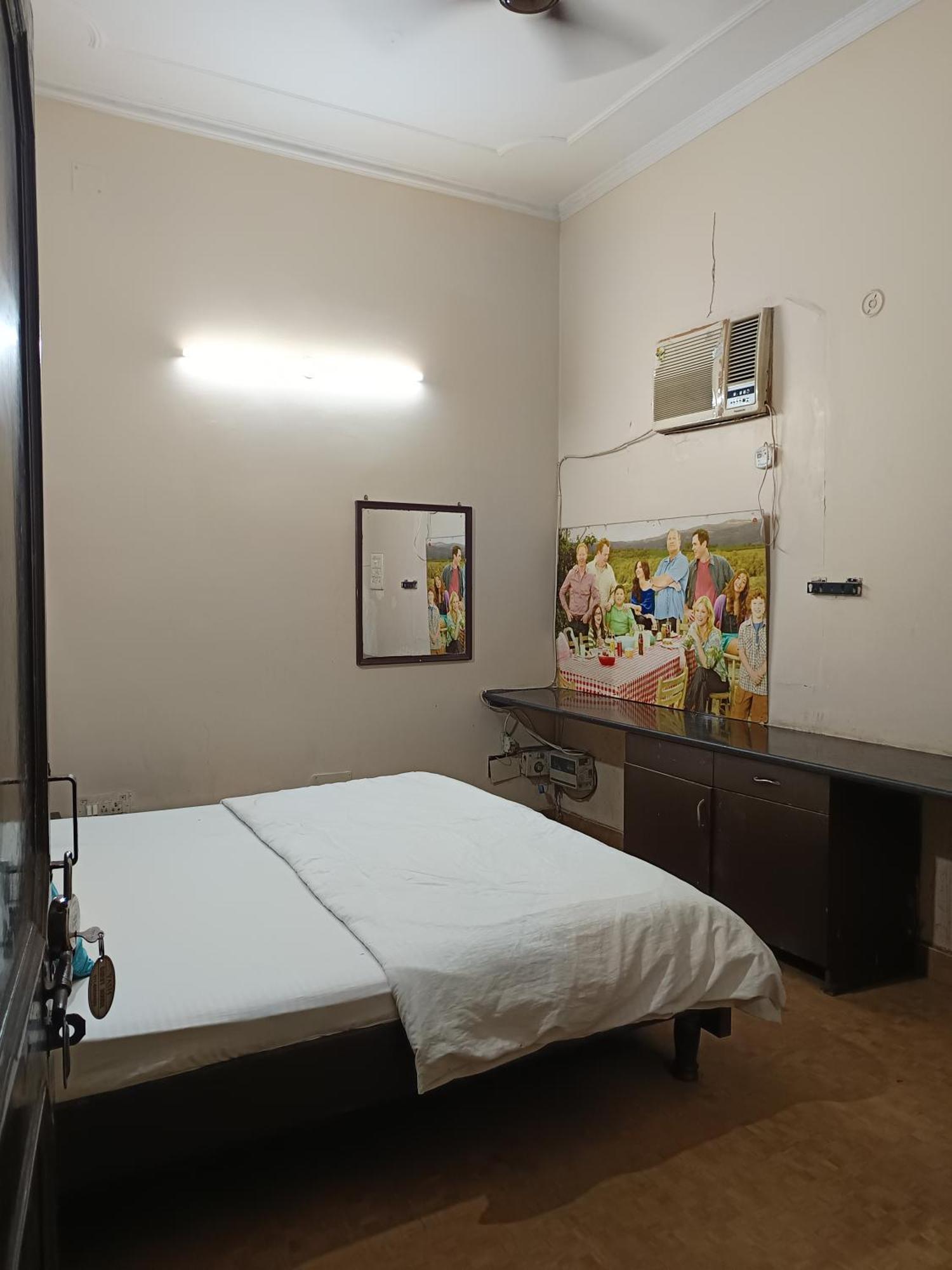 Yash 01 Minute Walk In Nizamuddin Railway Station * New Delhi