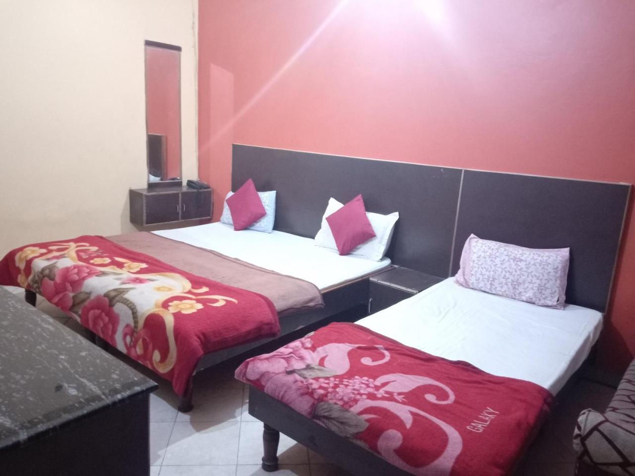Guest house Yash 01 Minute Walk In Nizamuddin Railway Station New Delhi