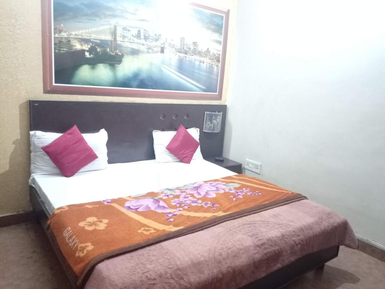 Guest house Yash 01 Minute Walk In Nizamuddin Railway Station *